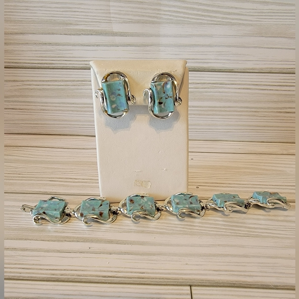 Vintage Faux Turquoise Blue Plastic Bracelet Clip On Earrings Set